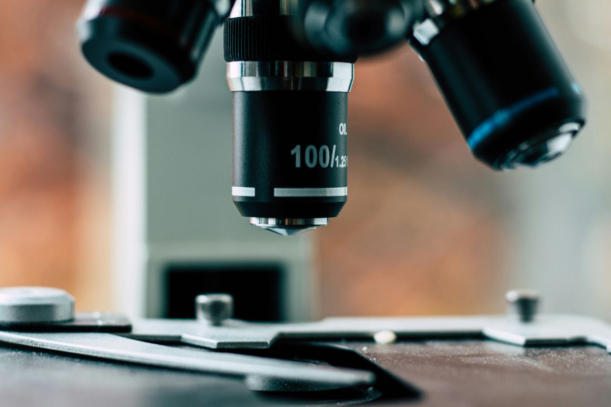 Microscópio utilizado na avaliação de amostras